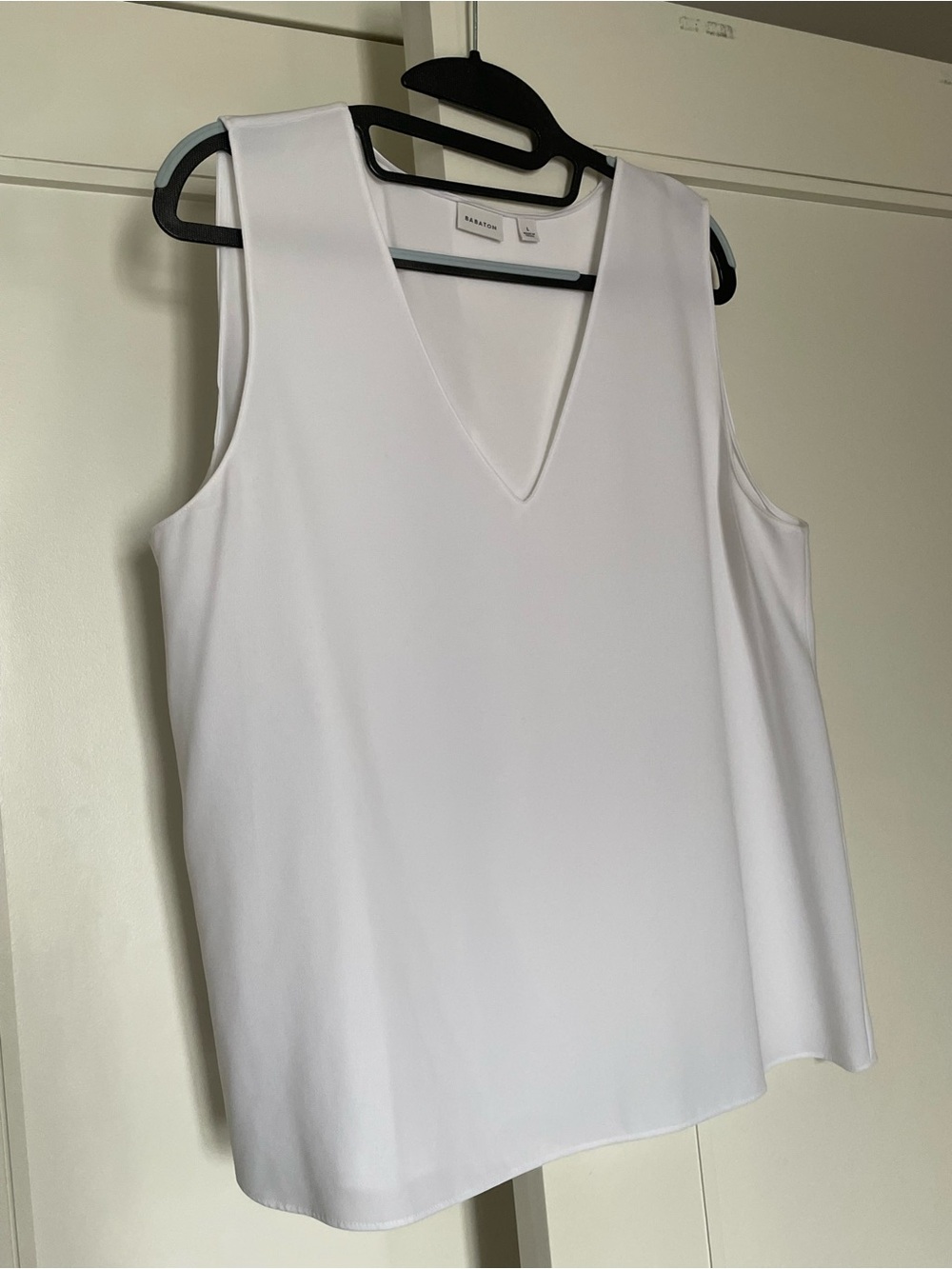 Aritzia Babaton Vara White V-Neck Sleeveless Women's Top